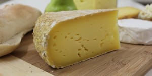 Danish cheesemakers have won exclusive rights to use the name havarti,angering the Australian and US dairy industries. 