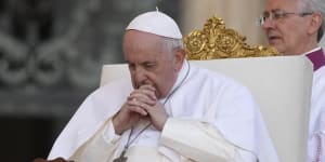 Pope hails families,blasts ‘culture of waste’ after Roe