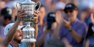 Wyndham Clark lifts the 2023 US Open trophy.
