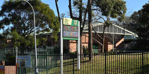 Amid Sydney’s current lockdown,schools have closed completely for cleaning after detection of a single COVID case.
