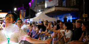 This year,about 200 floats and tens of thousands of spectators descended on Oxford Street.