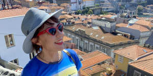 Kathy Lette:After four days in the historic Portuguese seaside city of Porto,I’m a hostel convert. 