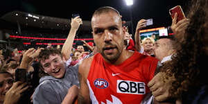 Franklin mobbed by fans at the SCG after kicking his 1000th goal.