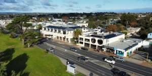 The Rye Hotel occupies a huge site on the Nepean Highway,south of Melbourne.