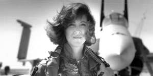 Top gun:Tammie Jo Shults,one of the first women to fly navy tactical aircraft,in front of an F/A-18A with Tactical Electronics Warfare Squadron (VAQ) 34 in 1992. She was the pilot of the Southwest plane that made an emergency landing after an engine explosion.