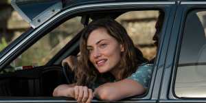 Phoebe Tonkin as Frankie Bell,Gus and Eli’s mum,in Boy Swallows Universe. 