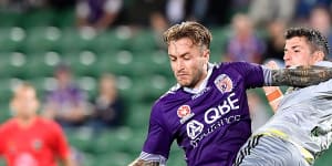 A-League:Perth Glory bounce back to beat 10-man Wellington Phoenix