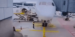 Watch as near-new Lufthansa 787’s front landing gear fails at airport