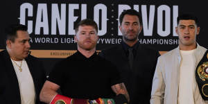 Eddie Hearn poses between Canelo Alvarez and Dmitry Bivol before their title fight in Las Vegas in May.