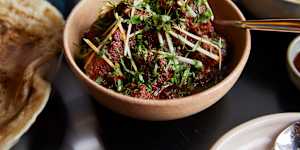 Goat laal maas.