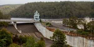 The government wants to raise Warragamba Dam by 14 metres,but the opposition is against the measure.