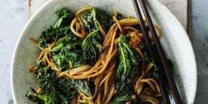Stir-fried potato slivers with kale with ginger.