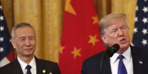 US President Donald Trump and Chinese Vice Premier Liu He signed a"phase one"trade deal at the White House on Wednesday local time. 
