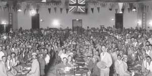 A gathering of convalescing Anzacs in Australia Hall during 1915.