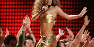 Shakira performs the song Hips Don’t Lie at the Grammy Awards in 2007. 