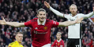 Two minutes of madness as Fulham lose two players,manager and lead in cup defeat to Man United