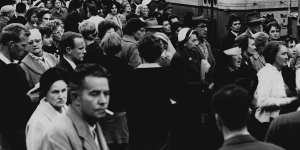 “A marked up-swing in psychological,emotional and spiritual poverty.” Commuters on Elizabeth Street,Sydney on July 2,1962.
