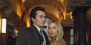 There are some parallels between Sienna Miller’s life and the challenges her character Sophie faces in Netflix’s Anatomy of a Scandal. 