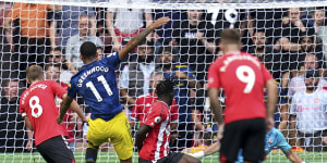 Chelsea too strong for Arsenal in London derby,Manchester United draw at Southampton