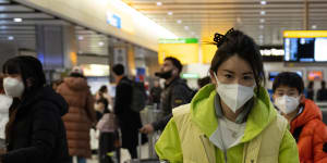 Passengers arrive at Heathrow airport on a flight from Shanghai on December 29,2022 in London.