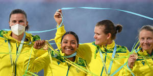 Tahlia McGrath,Alana King,Jess Jonassen and Alyssa Healy pose with their gold medals.