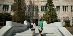 Education institutions,such as the University of Queensland,are desperate for a return of international students.