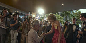 Diana (Emma Corrin) and Charles (Josh O'Connor) in Australia. This scene was also filmed in Spain.