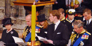 (L-R) Queen Elizabeth II,Prince Philip,Prince William,Prince Andrew,Princess Anne,Prince Charles and Peter Phillips stand in front of the Queen Mother’s coffin on April 9,2002.