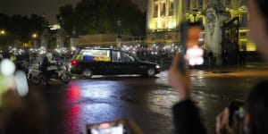 As it happened:Queen Elizabeth II’s coffin arrives at Buckingham Palace;PM extends pandemic leave beyond September