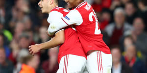 Arsenal cruise to victory,turgid United held again