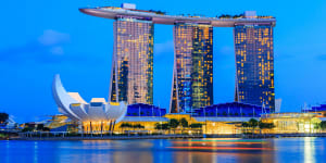 Marina Bay Sands was built in less than five years,from groundbreaking to ribbon cutting.