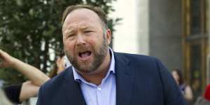 Conspiracy theorist Alex Jones,a guest on Joe Rogan’s podcast.