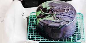 Step 5:Give the cake a quick blast of heat from a hair dryer top create a marbled effect then leave it to set.