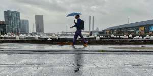 ‘Nuisance’ rain on the way as Melbourne’s cold,foggy mornings roll on