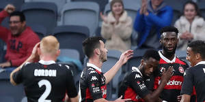 Wanderers keep season alive with plucky win over Roar
