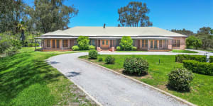 Barnaby Joyce jumps auctioneer’s gun,sells Tamworth family home for $1.1m