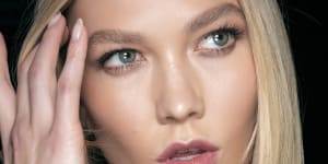 Model Karlie Kloss is another thin-lip crush,with her defined cupid’s bow and slightly larger lower lip.