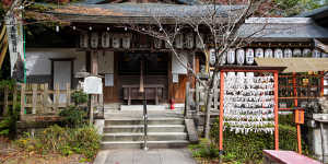  Emperor Go-Shirakawa founded the small Nyakuoji-jinja Shrine in 1160.