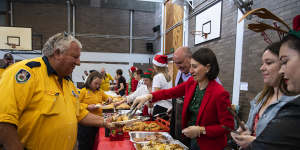 Premier Gladys Berejiklian and Emergency Services Minister David Elliott serve Christmas lunch to firefighters at Colo Heights.
