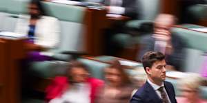 Sam Rae,a man in a hurry,buttons his jacket on the way to the dispatch box this week.