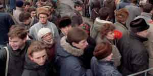 Hundreds of Muscovites line up outside the first McDonald’s restaurant in the Soviet Union on its opening day,January 31,1990. 
