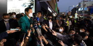 Oh Se-Hoon,the mayor of Seoul,at the site of the deadly crowd crush on Saturday.