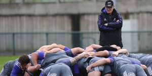 Mike Cron oversees the All Blacks scrum in 2016.