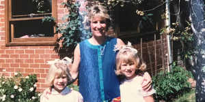 Heather (right) with her mother Di and younger sister Alli in 1986.