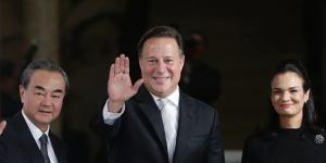 Chinese Foreign Minister Wang Yi,left,waves with Panamanian President Juan Carlos Varela and Foreign Minister Isabel de Saint Malo,in Panama City,on Saturday,