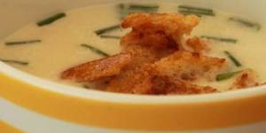 Cauliflower soup with chilli croutons.