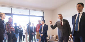 A Bellevue Hill apartment went to auction on Saturday.