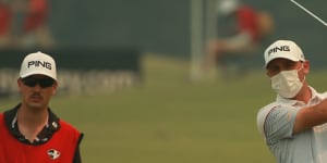 New Zealand golfer Ryan Chisnall wears a mask as thick smoke blanketed The Australian Golf Club during the opening round of the Australian Open on Thursday.