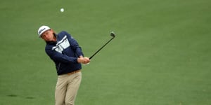 Smith roars into Masters contention,trails world No.1 by three before final round