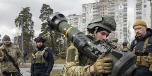 Ukrainian reservists with the kind of anti-tank weapon being supplied by Western powers. 